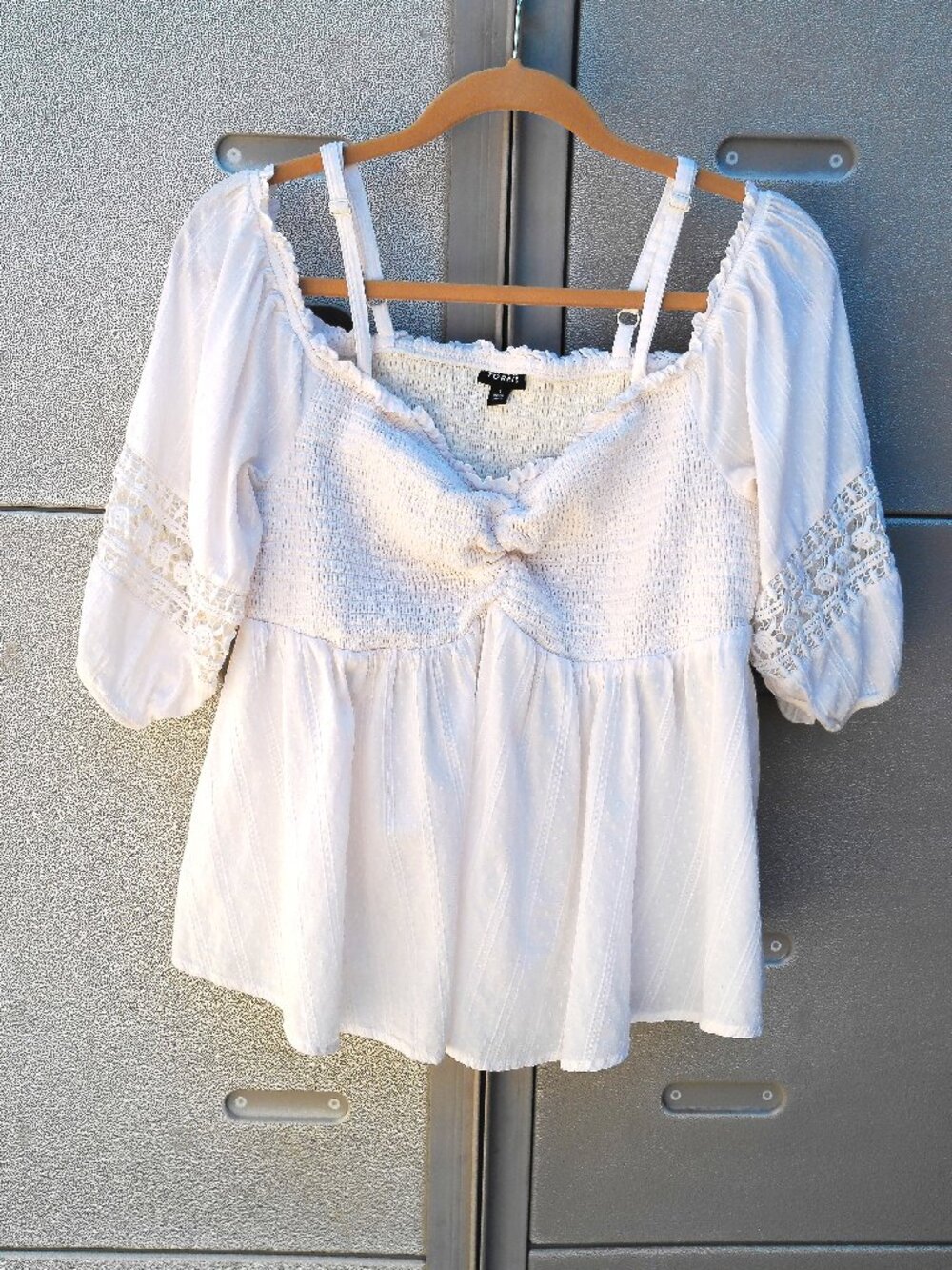 Torrid Front tie 3/4 Sleeve Cold Shoulder Top Plus size 1X Cream
